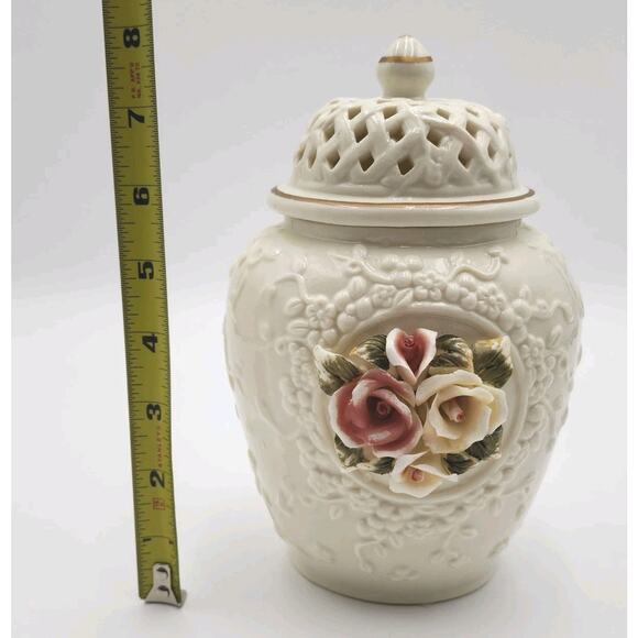 VTG Chinese 3D Flowers Porcelain Ginger Jar Urn Vase Pierced Lid Gold Trim 8" - Picture 8 of 9